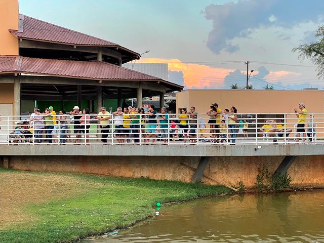 Povo em Colíder protesta nas ruas e faz concentração no Lago dos Pioneiros.