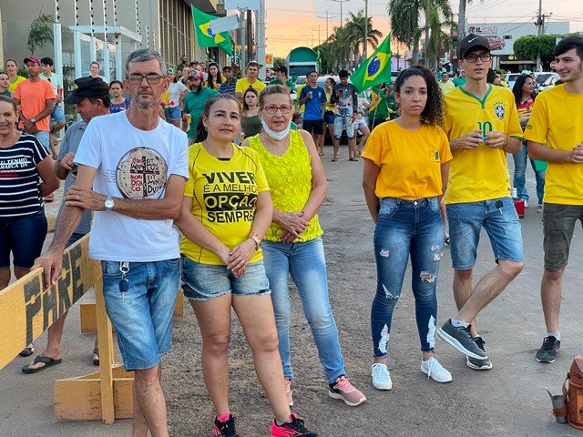 Povo em Colíder protesta nas ruas e faz concentração no Lago dos Pioneiros.