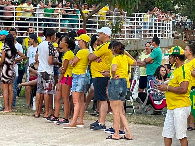 Povo em Colíder protesta nas ruas e faz concentração no Lago dos Pioneiros.