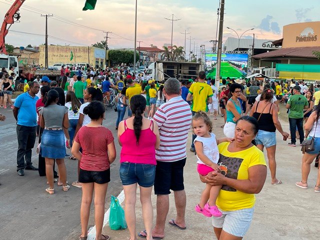 Povo em Colíder protesta nas ruas e faz concentração no Lago dos Pioneiros.
