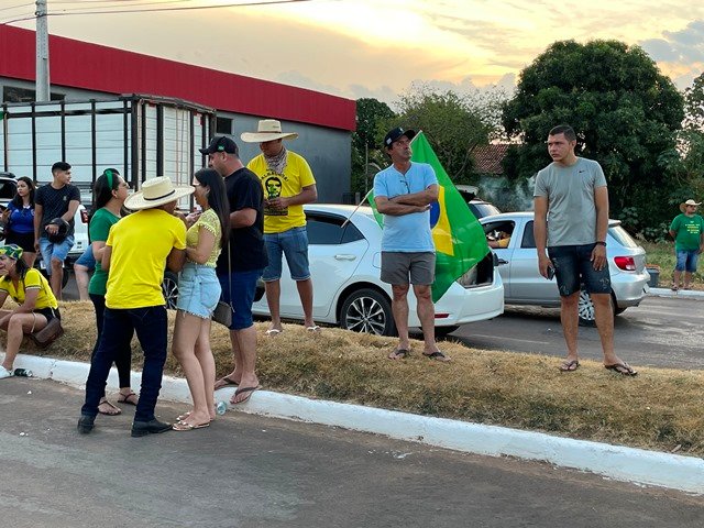 Povo em Colíder protesta nas ruas e faz concentração no Lago dos Pioneiros.