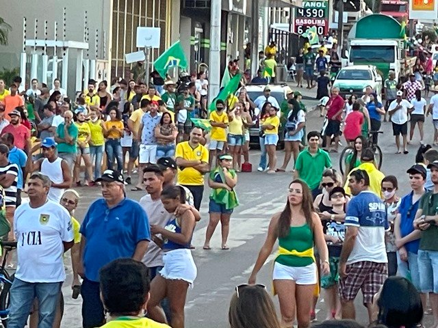 Povo em Colíder protesta nas ruas e faz concentração no Lago dos Pioneiros.