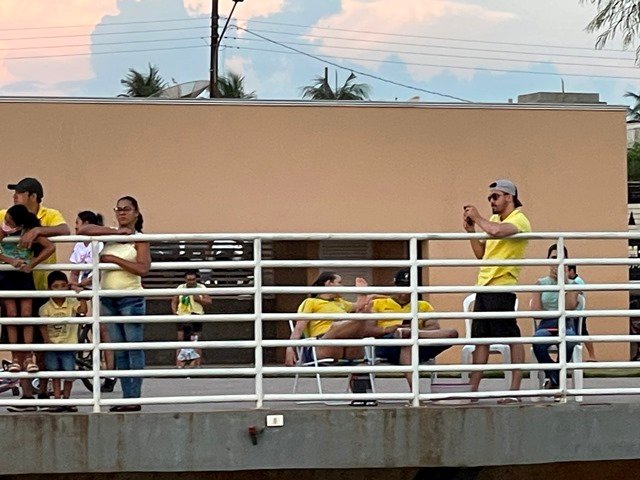 Povo em Colíder protesta nas ruas e faz concentração no Lago dos Pioneiros.