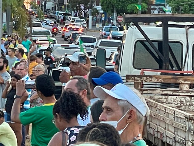 Povo em Colíder protesta nas ruas e faz concentração no Lago dos Pioneiros.