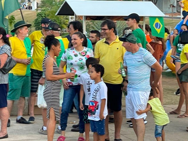 Povo em Colíder protesta nas ruas e faz concentração no Lago dos Pioneiros.