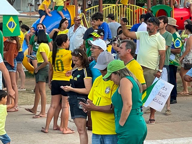 Povo em Colíder protesta nas ruas e faz concentração no Lago dos Pioneiros.