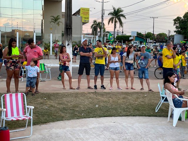 Povo em Colíder protesta nas ruas e faz concentração no Lago dos Pioneiros.