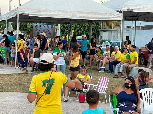 Povo em Colíder protesta nas ruas e faz concentração no Lago dos Pioneiros.