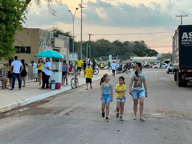 Povo em Colíder protesta nas ruas e faz concentração no Lago dos Pioneiros.