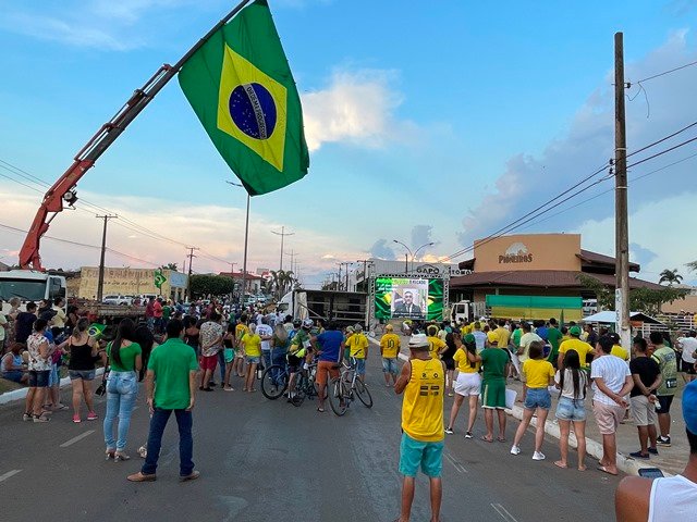Povo em Colíder protesta nas ruas e faz concentração no Lago dos Pioneiros.
