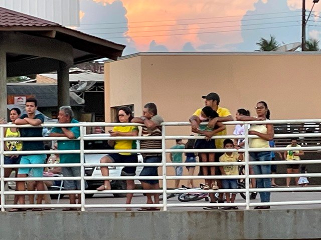Povo em Colíder protesta nas ruas e faz concentração no Lago dos Pioneiros.