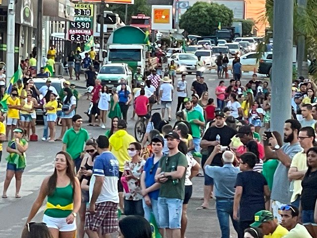 Povo em Colíder protesta nas ruas e faz concentração no Lago dos Pioneiros.