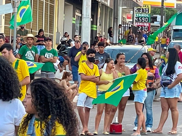 Povo em Colíder protesta nas ruas e faz concentração no Lago dos Pioneiros.