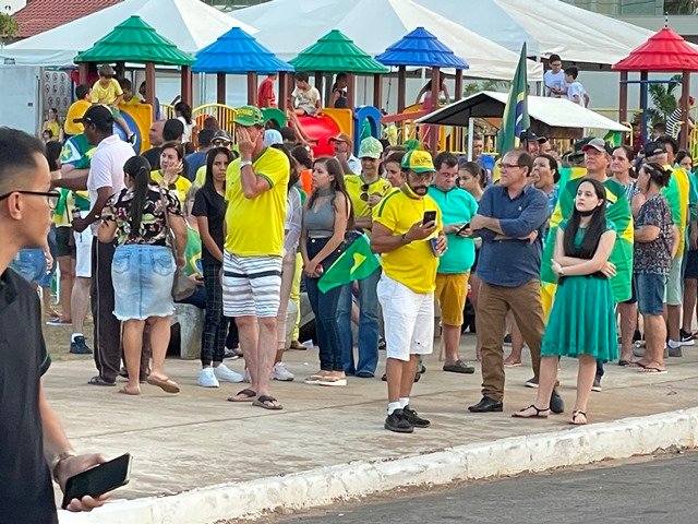 Povo em Colíder protesta nas ruas e faz concentração no Lago dos Pioneiros.