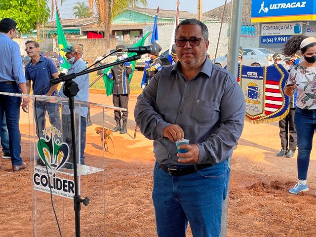 Prefeito Maninho de Colíder alem da entrega da Usina Asfaltica entrega diversos veiculos para as Secretarias