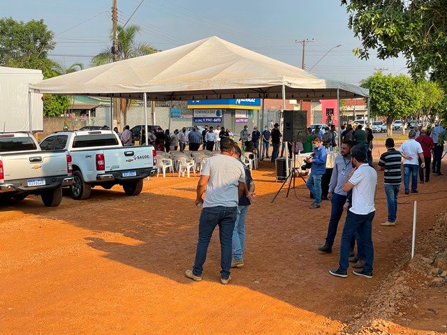 Prefeito Maninho de Colíder alem da entrega da Usina Asfaltica entrega diversos veiculos para as Secretarias