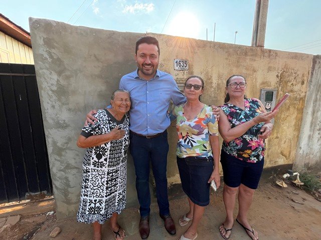 Prefeito Maninho de Colíder alem da entrega da Usina Asfaltica entrega diversos veiculos para as Secretarias