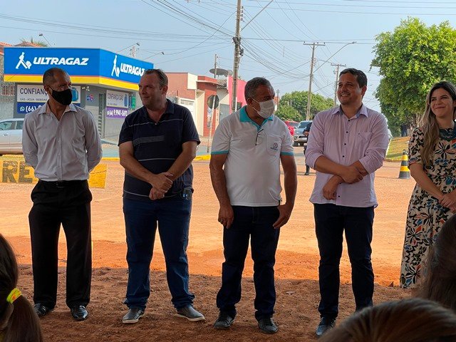 Prefeito Maninho de Colíder alem da entrega da Usina Asfaltica entrega diversos veiculos para as Secretarias