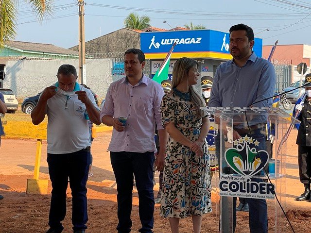 Prefeito Maninho de Colíder alem da entrega da Usina Asfaltica entrega diversos veiculos para as Secretarias