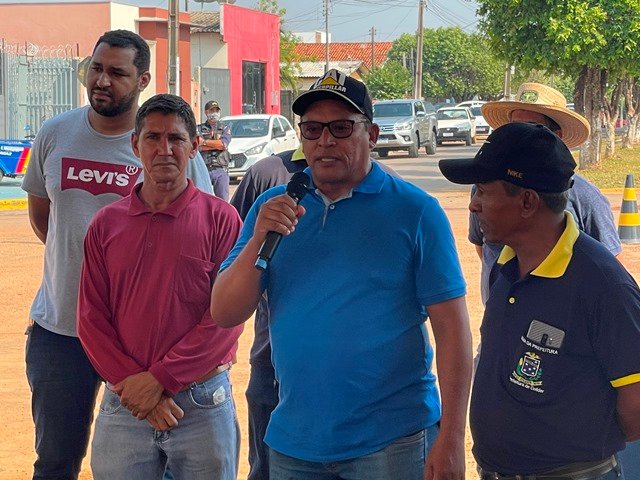 Prefeito Maninho de Colíder alem da entrega da Usina Asfaltica entrega diversos veiculos para as Secretarias