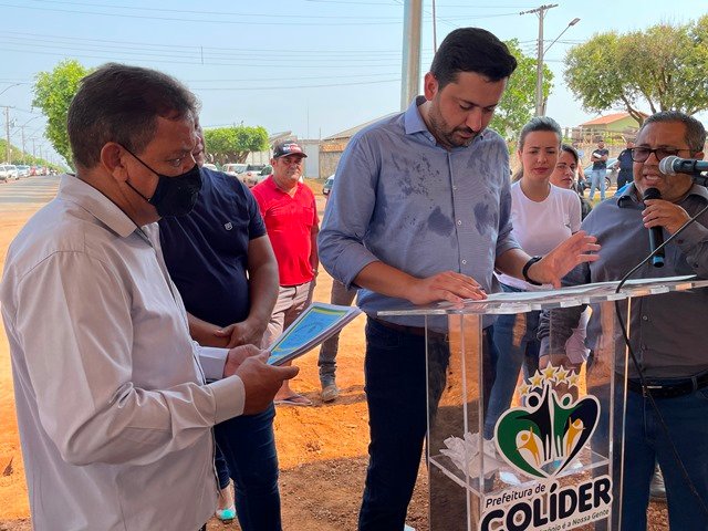 Prefeito Maninho de Colíder alem da entrega da Usina Asfaltica entrega diversos veiculos para as Secretarias