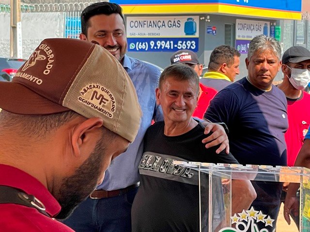 Prefeito Maninho de Colíder alem da entrega da Usina Asfaltica entrega diversos veiculos para as Secretarias