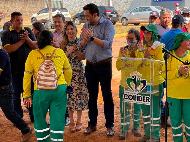 Prefeito Maninho de Colíder alem da entrega da Usina Asfaltica entrega diversos veiculos para as Secretarias