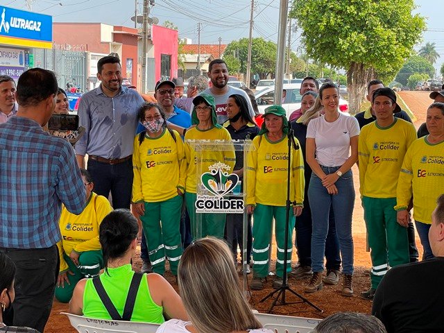 Prefeito Maninho de Colíder alem da entrega da Usina Asfaltica entrega diversos veiculos para as Secretarias