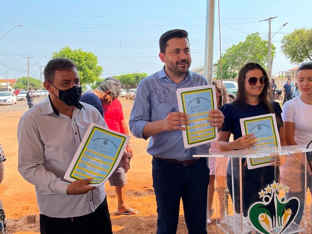 Prefeito Maninho de Colíder alem da entrega da Usina Asfaltica entrega diversos veiculos para as Secretarias