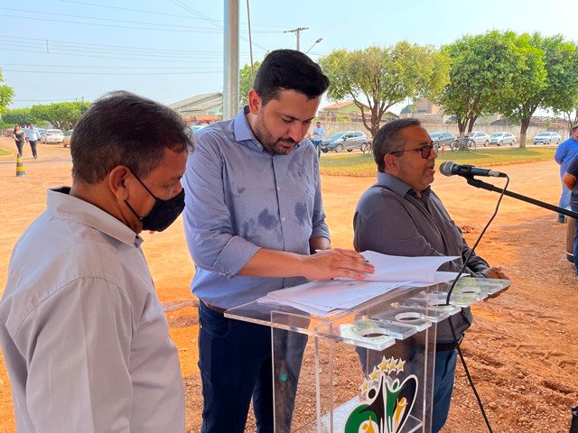 Prefeito Maninho de Colíder alem da entrega da Usina Asfaltica entrega diversos veiculos para as Secretarias
