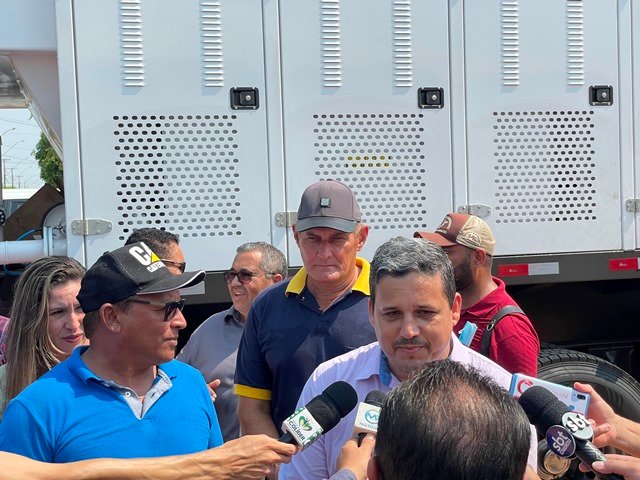 Prefeito Maninho de Colíder alem da entrega da Usina Asfaltica entrega diversos veiculos para as Secretarias