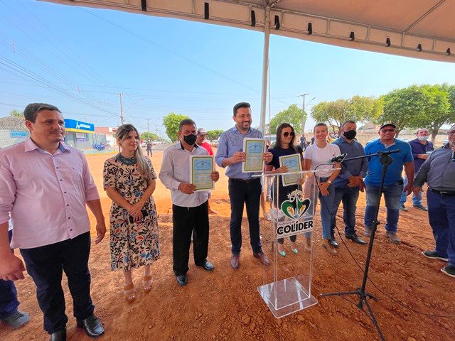Prefeito Maninho de Colíder alem da entrega da Usina Asfaltica entrega diversos veiculos para as Secretarias