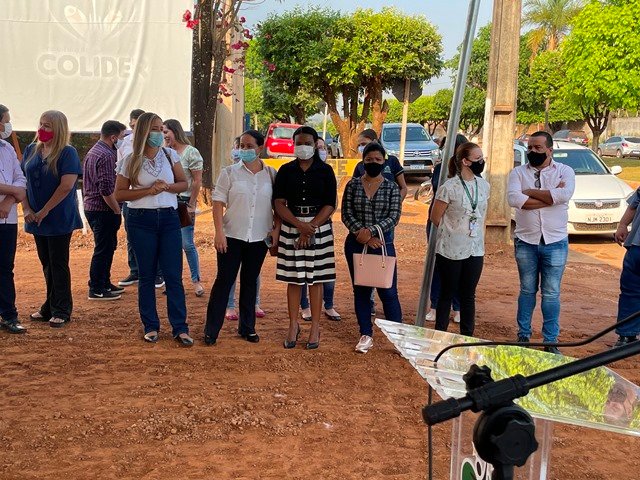 Prefeito Maninho de Colíder alem da entrega da Usina Asfaltica entrega diversos veiculos para as Secretarias
