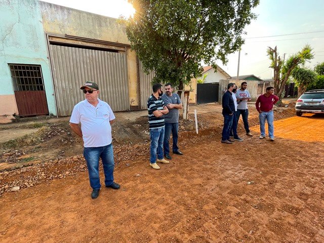 Prefeito Maninho de Colíder alem da entrega da Usina Asfaltica entrega diversos veiculos para as Secretarias