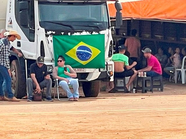 Manifesto contra eleições presidenciais de 2022 e bloqueio da MT-320 parte 001