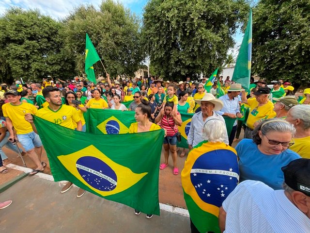 População vai ate o TG de Colíder para pedir Intervenção Federal Já!