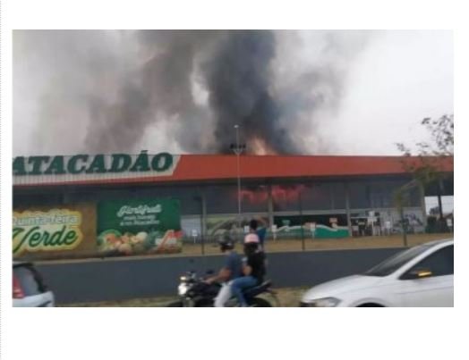 Incêndio assusta clientes e funcionários do Atacadão, (Vídeo)
