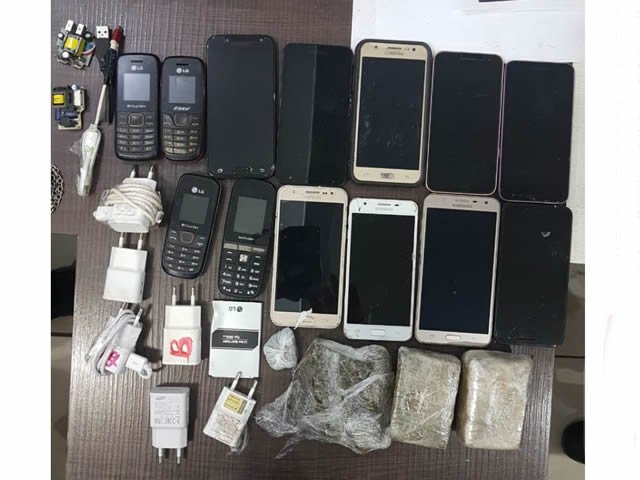 Policiais penais apreendem celulares jogado por cima do muro na Mata Grande