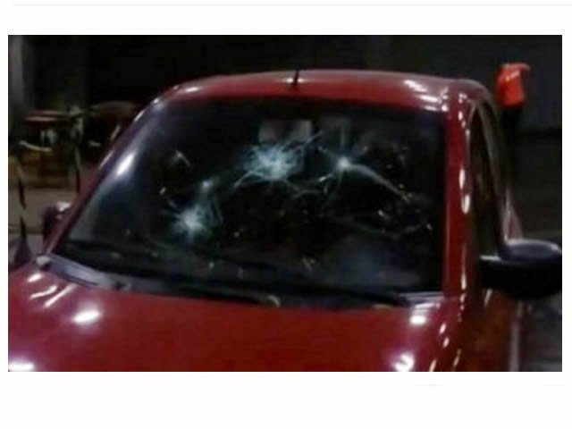 Mulher descobre traição; arrebenta carro do marido e agride amante