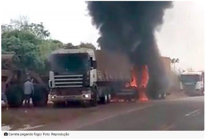 Carreta pega fogo na BR-163 em Nova Santa Helena. (Vídeo)