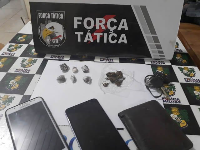 Mãe agradece aos policiais por prender filho e amigo dele.