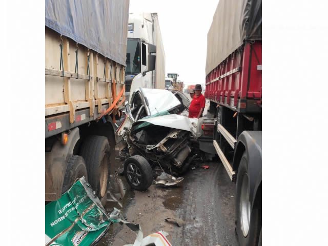 Motorista morre após tentar conversão em rodovia e ser atingido por três carretas