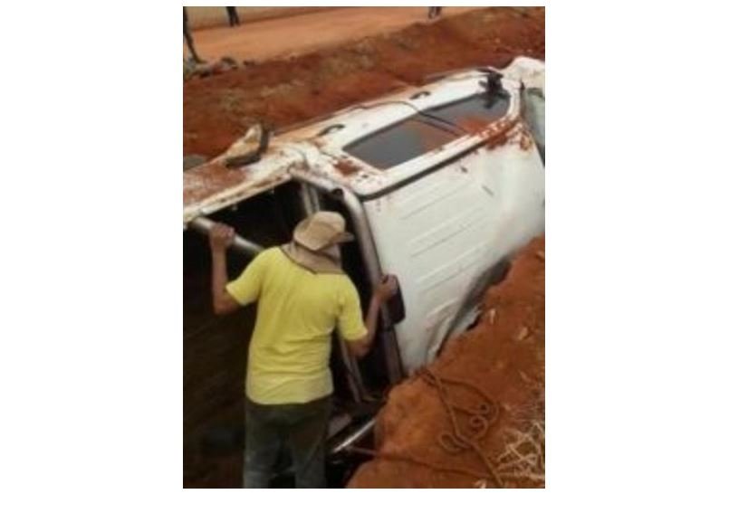 Caminhonete superlotada perde o controle e capota; 1 morre e 9 ficam feridos
