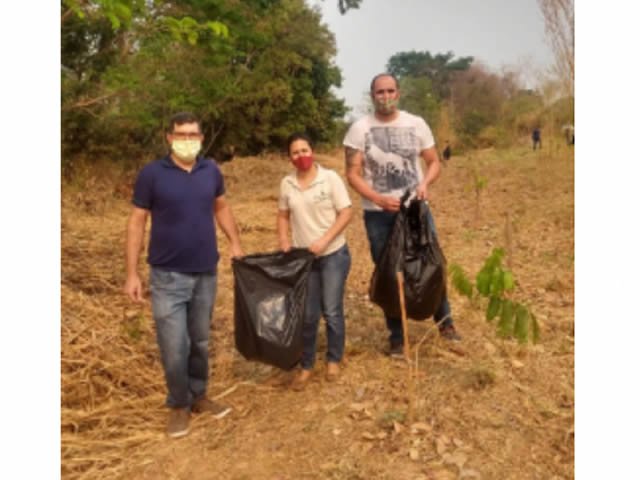 Educadores e estudantes de Escola Estadual de Alta Floresta participam de mutirão de purificação de córrego