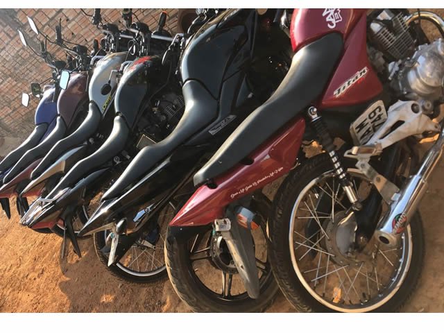 Seis motos irregulares em Colíder foram apreendidas pelos Agentes de Trânsito.(Fotos)