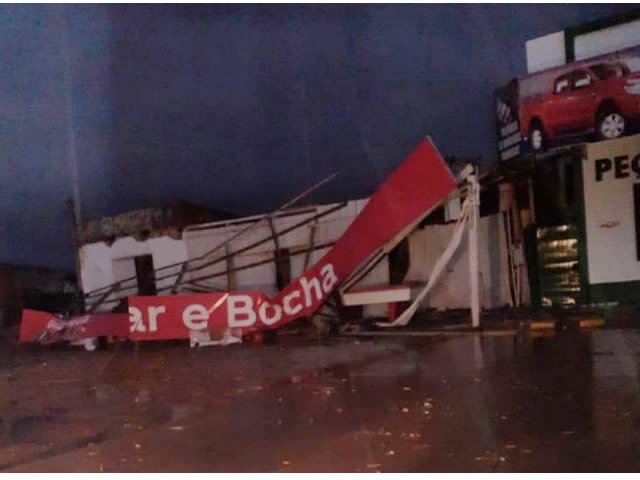 Forte chuva acompanhada de vento causa estragos em residências e comércios. (Fotos)