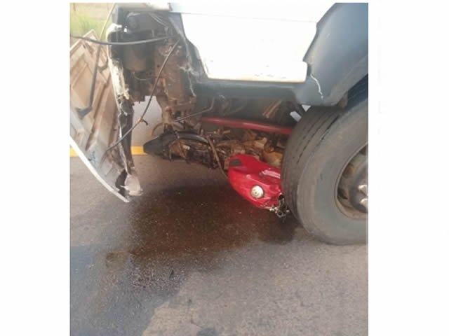 Motociclista morre ao fazer ultrapassagem indevida e bater em carreta (Fotos)
