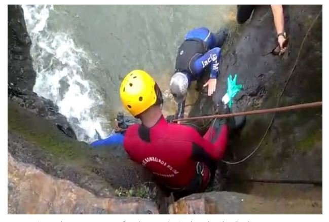 Corpo de jovem que morreu afogado em cachoeira fica preso em fenda
