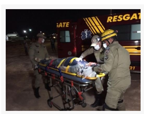Homem fica ferido após bater em rotatória e morre no hospital