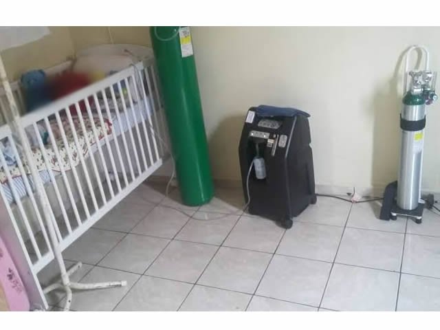 Homem em Colíder discute com mulher e deixa enteada criança especial sem sua fonte de respiração.